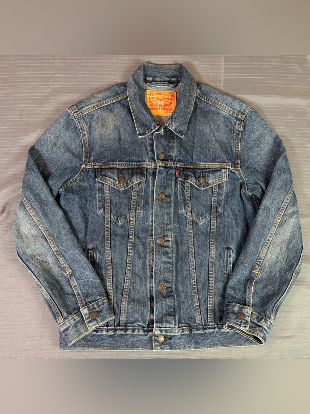 Levi’s Trucker Denim Jacket Men’s Medium Blue Wash Button Front Jean Jacket